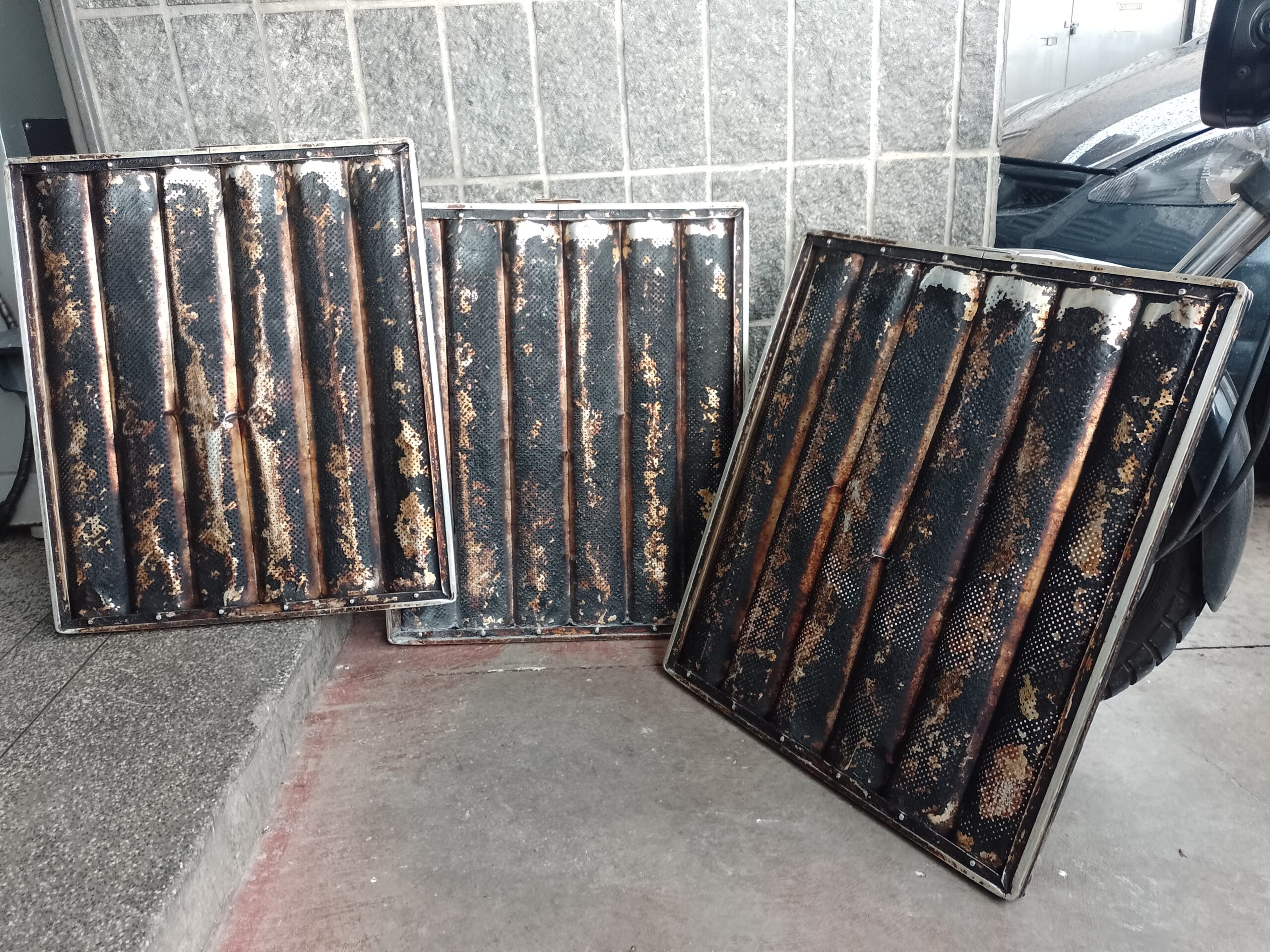 Filtros de coifa carbonizados antes da higienização