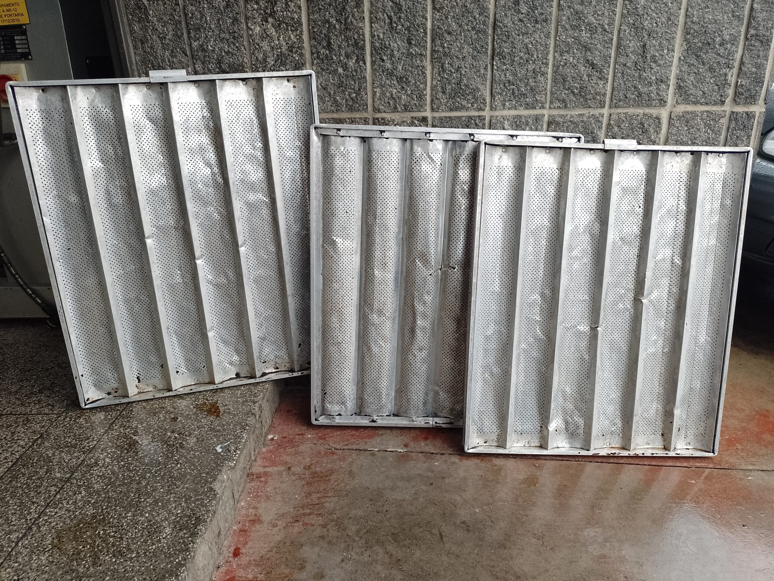 Filtros de coifa higienizados depois da limpeza