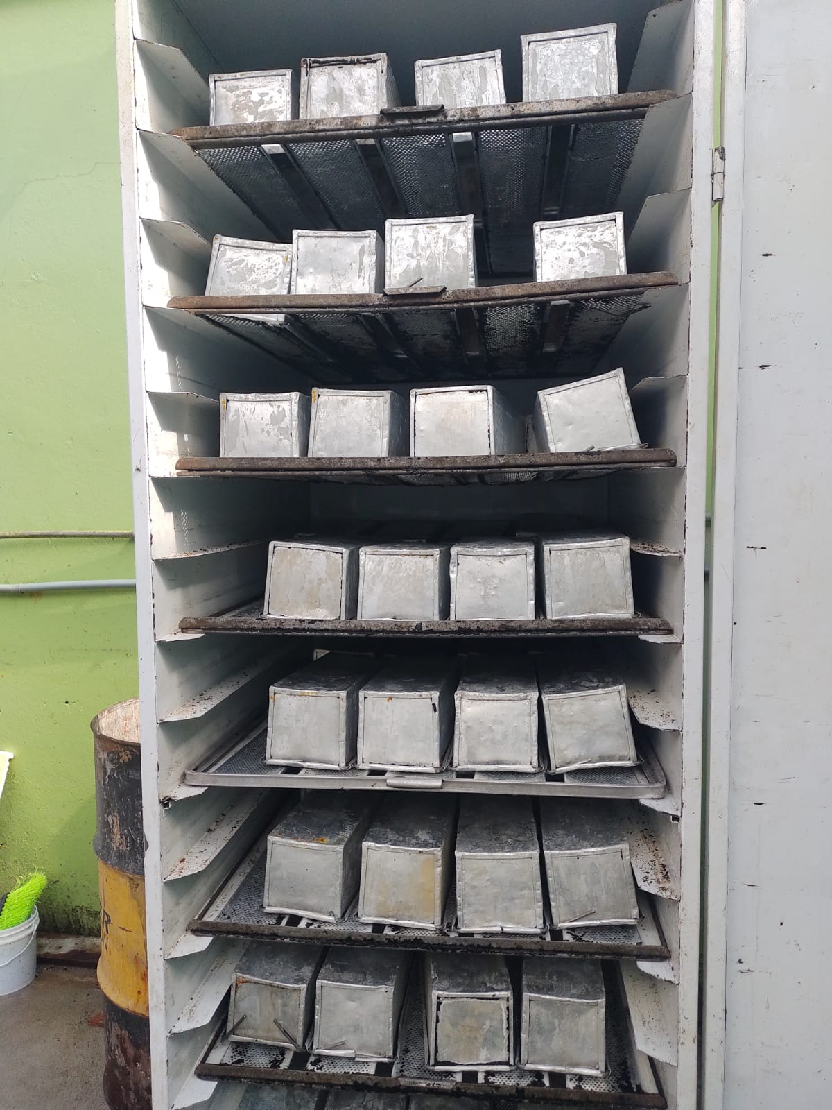 Formas de pão higienizadas no carrinho depois da limpeza