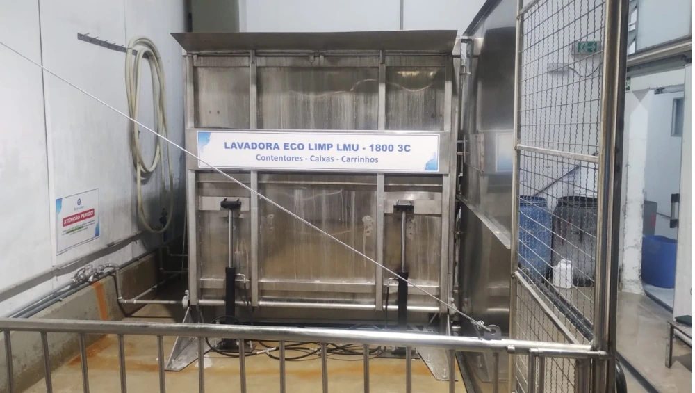 Lavadora de utensílios LMU-1800 3C Eco Limp instalada, com cercado de proteção em inox e portão de segurança